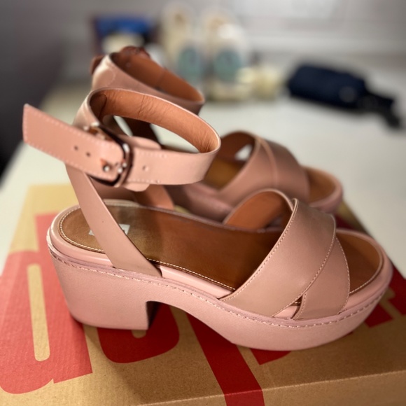 PILAR CROSSOVER LEATHER ANKLE-STRAP PLATFORMS SANDALS - Picture 3 of 13